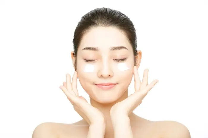 Keuntungan Pakai Eye Cream Sejak Muda dan Sebelum Usia 20-an
