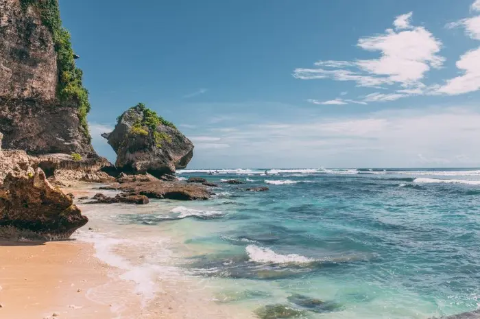 10 Rekomendasi Pantai di Uluwatu Bali yang terbaik